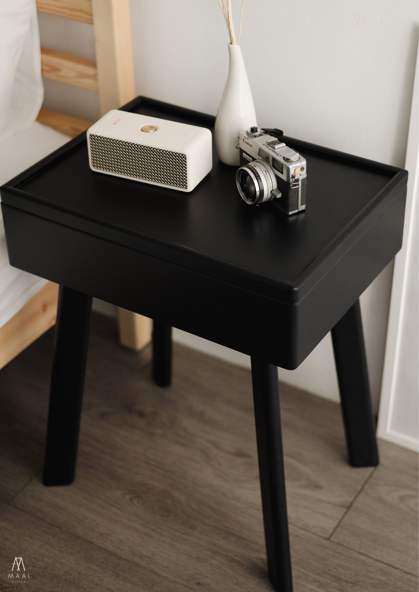 MAAI Design Flip table โต๊ะข้าง อเนกประสงค์ สามารถหมุนฝาโต้ะได้ มีพื้นที่ด้านล่างเพื่อเก็บของ