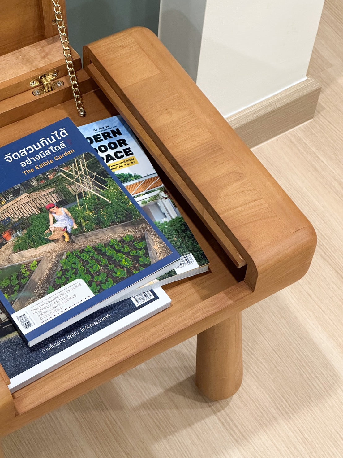 MAAI Design Flint Stool 03204 เก้าอี้และโต๊ะหัวเตียงอเนกประสงค์ เก็บของได้ ประกอบสำเร็จ