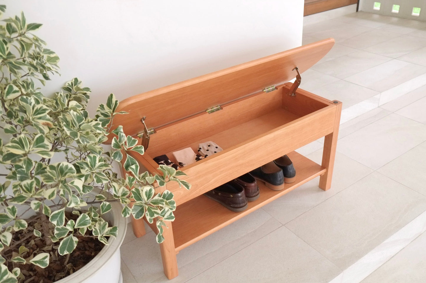 MAAI Design Shusu Bench ชั้นวางรองเท้าพร้อมที่นั่ง ช่วยให้นั่งใส่รองเท้าได้สบายๆ