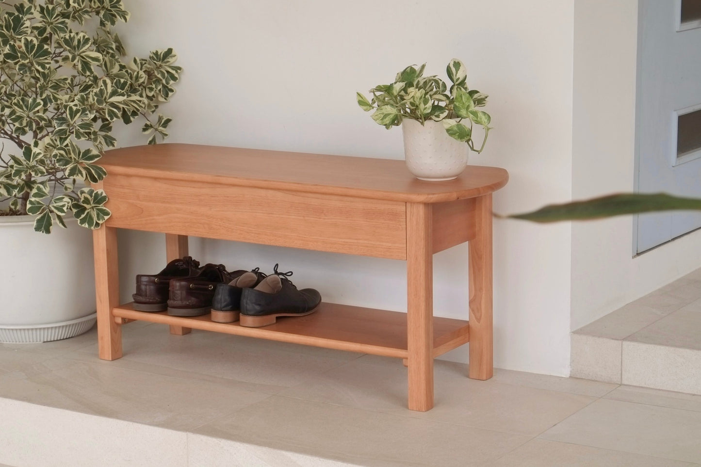 MAAI Design Shusu Bench ชั้นวางรองเท้าพร้อมที่นั่ง ช่วยให้นั่งใส่รองเท้าได้สบายๆ