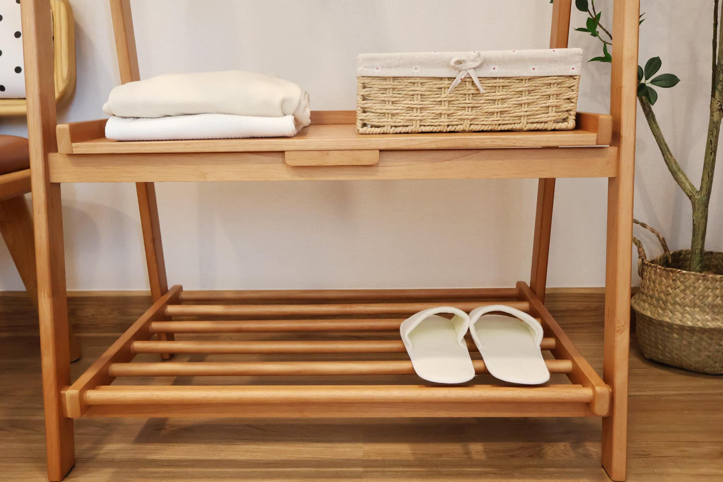 MAAI Design Shatsu shelf ราวผ้า แขวนเสื้อผ้าหมวกฯลฯ ทำจากไม้แท้มีชั้นวางของ2ชั้น