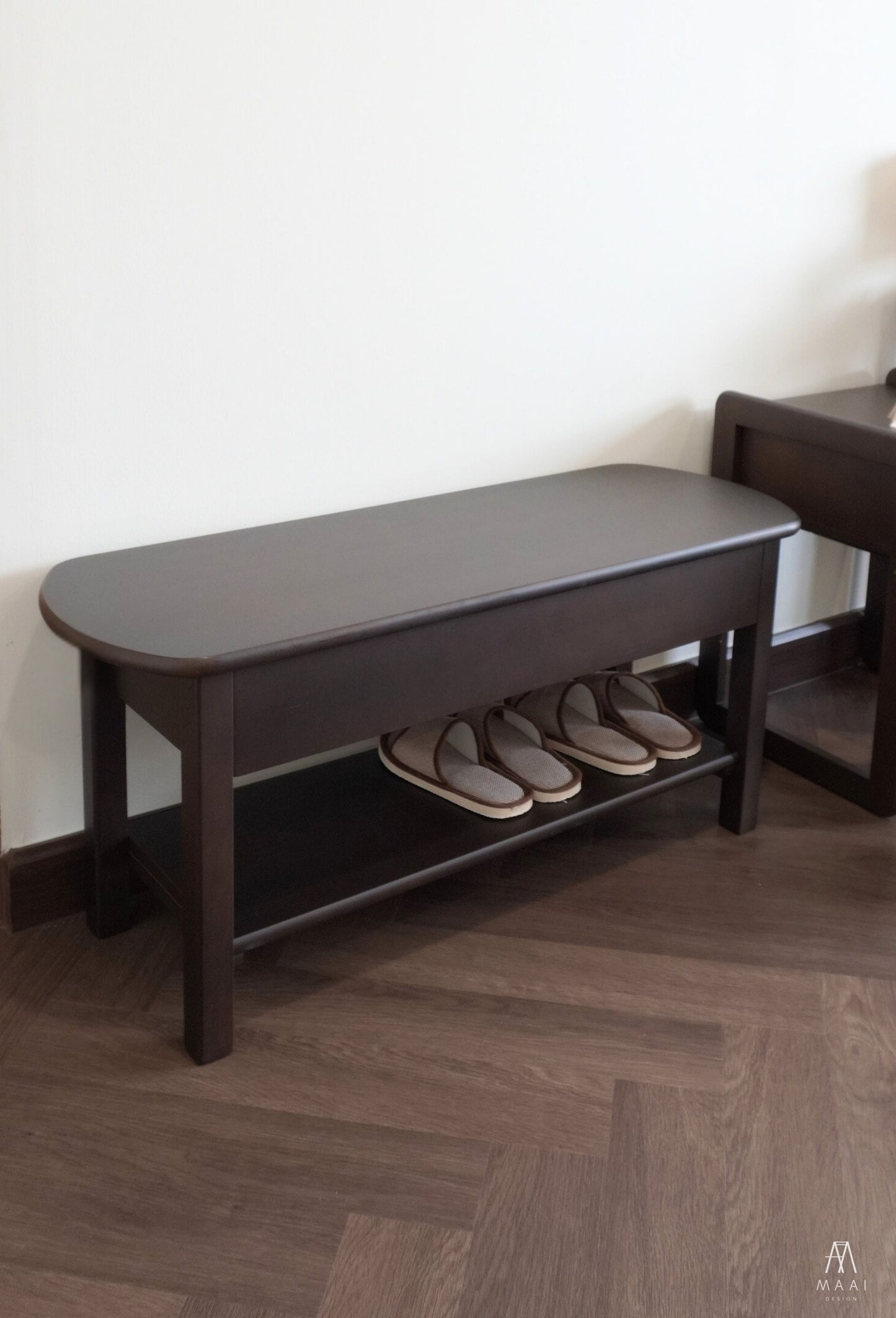 MAAI Design Shusu Bench ชั้นวางรองเท้าพร้อมที่นั่ง ช่วยให้นั่งใส่รองเท้าได้สบายๆ