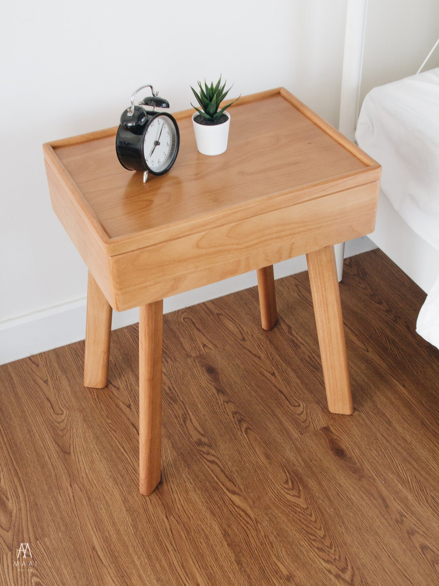 MAAI Design Flip table โต๊ะข้าง อเนกประสงค์ สามารถหมุนฝาโต้ะได้ มีพื้นที่ด้านล่างเพื่อเก็บของ