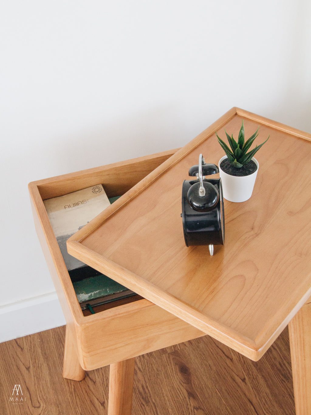 MAAI Design Flip table โต๊ะข้าง อเนกประสงค์ สามารถหมุนฝาโต้ะได้ มีพื้นที่ด้านล่างเพื่อเก็บของ