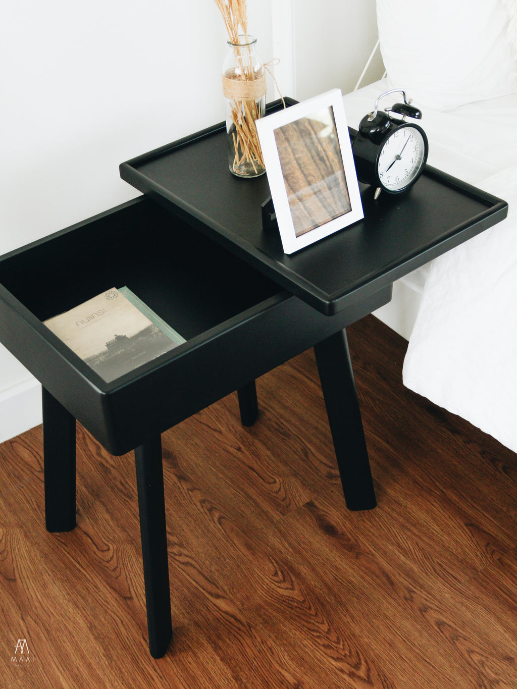 MAAI Design Flip table โต๊ะข้าง อเนกประสงค์ สามารถหมุนฝาโต้ะได้ มีพื้นที่ด้านล่างเพื่อเก็บของ